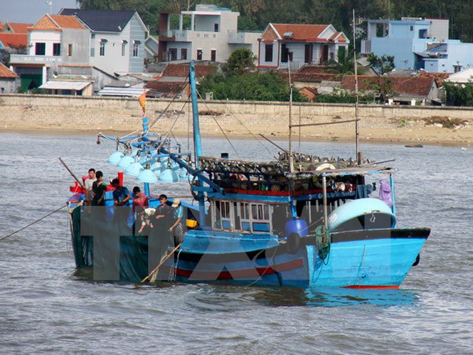 Ngư dân Quảng Ngãi chuẩn bị ngư lưới cụ cho chuyến đi biển. (Ảnh: Phước Ngọc/TTXVN)