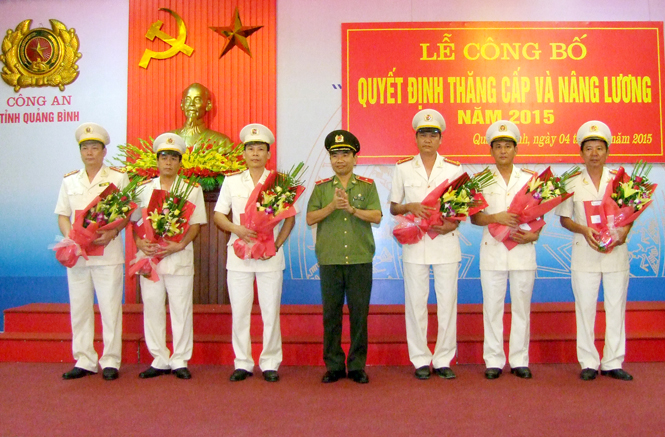 Thiếu tướng Từ Hồng Sơn, Ủy viên Thường vụ Tỉnh ủy, Giám đốc Công an tỉnh trao quyết định thăng cấp bậc hàm, nâng lương năm 2015 cho đại diện CBCS Công an tỉnh. Ảnh: Quang Văn