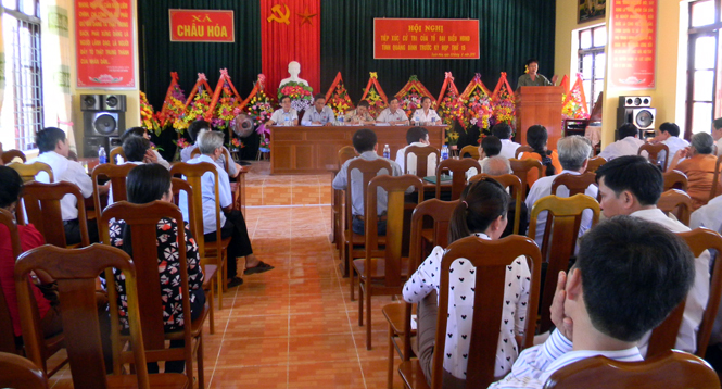 Các đại biểu HĐND tỉnh tiếp xúc với cử tri huyện Tuyên Hoá tại hội trường UBND xã Châu Hoá.