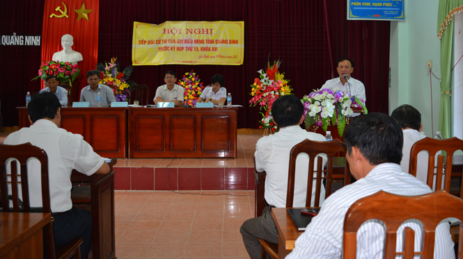 Đồng chí Trần Hải Châu, TUV, Bí thư Huyện ủy, Chủ tịch HĐND huyện Quảng Ninh trả lời chất vấn của cử tri trên địa bàn.