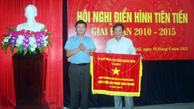 Đồng chí Trần Tiến Dũng, TUV, Phó Chủ tịch UBND tỉnh trao cờ thi đua xuất sắc năm 2014 của UBND tỉnh cho đơn vị Trung tâm thông tin xúc tiến Du lịch tỉnh.