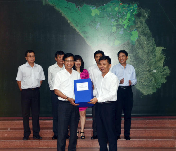 Đồng chí Nguyễn Hữu Hoài, Phó Bí thư Tỉnh uỷ, Chủ tịch UBND tỉnh tiếp nhận đồ án quy hoạch, do đồng chí Nguyễn Đình Toàn, Thứ trưởng Bộ Xây dựng trao.