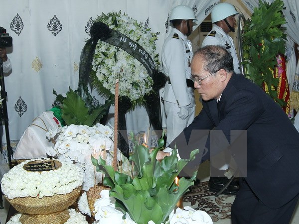 Chủ tịch Quốc hội Nguyễn Sinh Hùng thắp hương tưởng niệm Samdech Chea Sim. (Ảnh: Nhan Sáng/TTXVN)