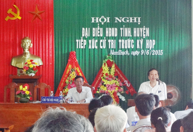 Đồng chí Nguyễn Xuân Quang, Ủy viên Thường vụ Tỉnh ủy, Phó Chủ tịch Thường trực UBND tỉnh giải trình về các vấn đề mà cử tri huyện Bố Trạch quan tâm.