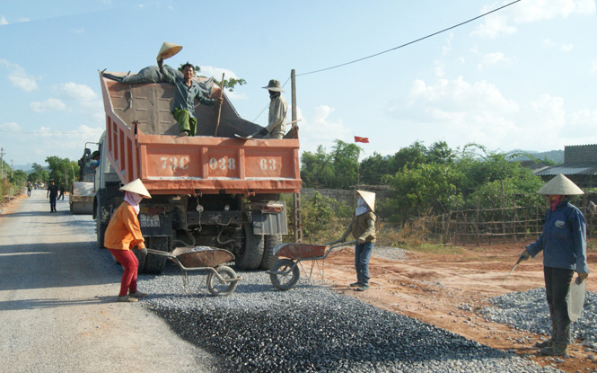 Công ty CP sửa chữa đường bộ và xây dựng tổng hợp Quảng Bình đang thi công công trình.