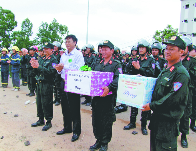 Đồng chí Lương Ngọc Bính, Ủy viên Trung ương Đảng, Bí thư Tỉnh ủy, Chủ tịch HĐND tỉnh chúc mừng thành công diễn tập QB04 của lực lượng Công an tỉnh.