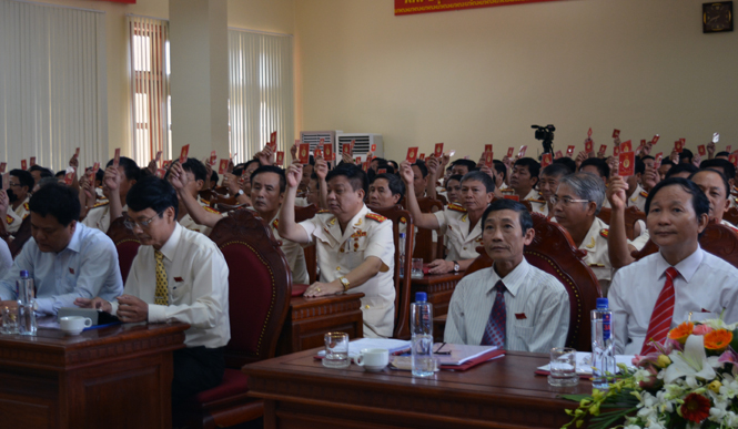   Các đại biểu thông qua Nghị quyết đại hội.