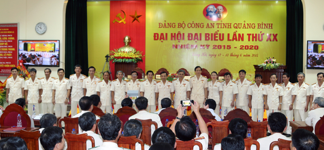  Ban Chấp hành Đảng bộ Công an tỉnh khóa XX, nhiệm kỳ 2015-2020 ra mắt, nhận nhiệm vụ tại đại hội.