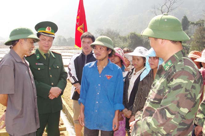 Đồng chí Nguyễn Hồng Thanh (ngoài cùng bên trái) động viên BĐBP trên cánh đồng Rục Làn.