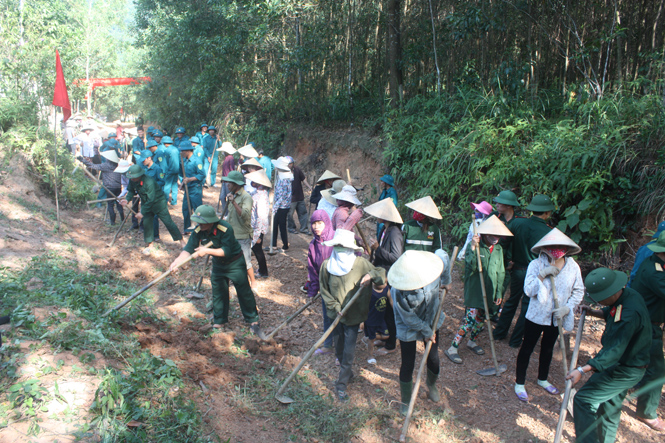 Lực lượng vũ trang huyện Minh Hóa cùng nhân dân tích cực xây dựng nông thôn mới.