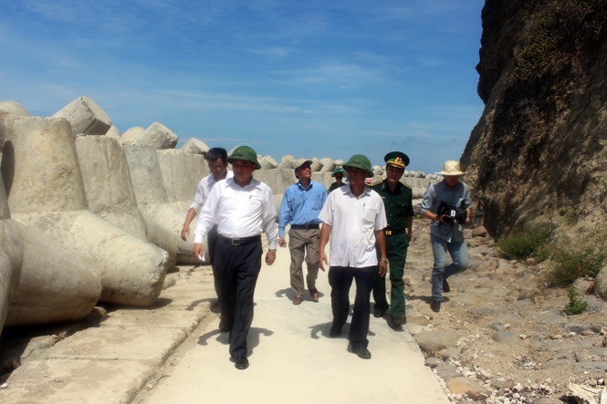 Phó Chủ tịch UBND tỉnh Quảng Bình Trần Văn Tuân và Bí thư, Chủ tịch huyện đảo Lê Quang Lanh cùng đoàn công tác thăm kè chắn sóng trên đảo.