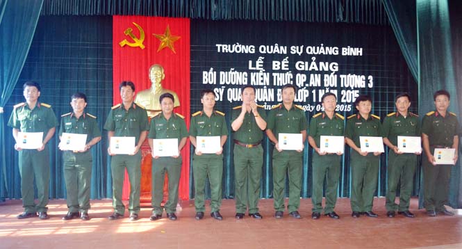 Đại tá Trương Cao Nguyên, Phó Chỉ huy trưởng Bộ CHQS tỉnh trao chứng chỉ cho các học viên xuất sắc.