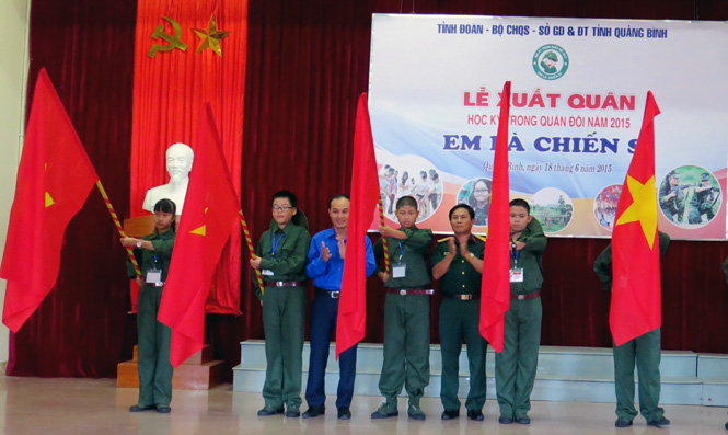 Ban tổ chức trao cờ cho các em học viên tại lễ xuất quân “Học kỳ quân đội” năm 2015.