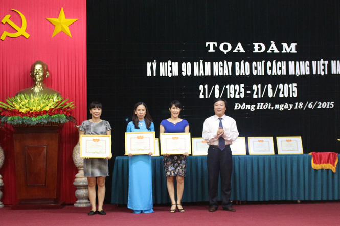Đồng chí Trần Đinh Dinh trao giấy khen của UBND thành phố cho các tập thể xuất sắc trong hoạt động báo chí.