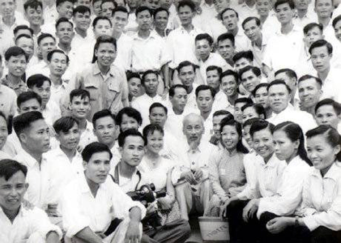 Chủ tịch Hồ Chí Minh với các nhà báo vào năm 1960.