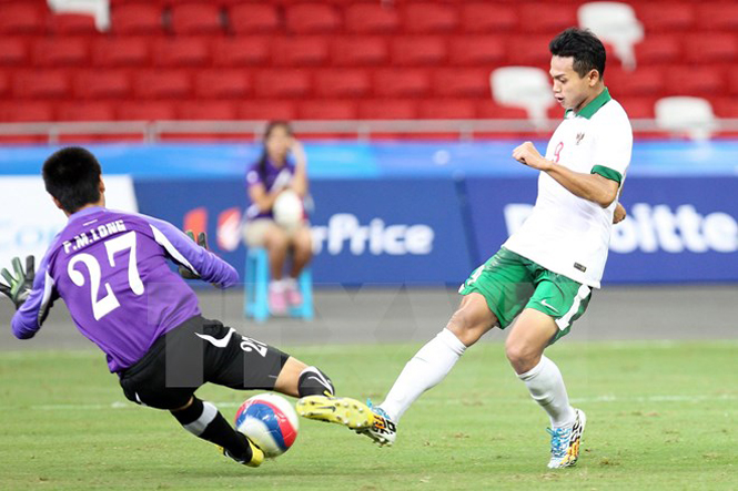 U23 Indonesia (áo trắng) bị nghi bán độ. (Ảnh: Quốc Khánh/TTXVN)