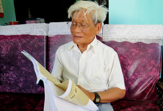 Ông Trần Quốc Vinh, cựu phóng viên Báo Nhân dân với bộ sưu tập những bài viết của chính mình trong thời gian làm phóng viên chiến trường.