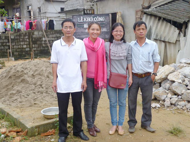 Nhóm thiện nguyện trong ngày khởi công xây dựng nhà cho mệ Nguyễn Thị Thẻn.