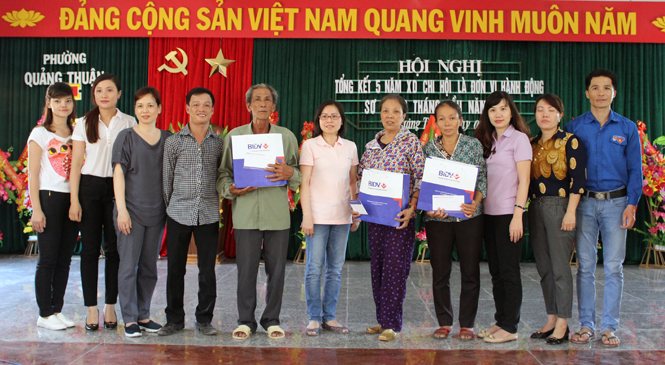 Trao quà cho các cựu TNXP phường Quảng Thuận