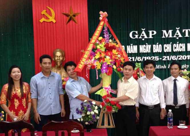 Hội dâu rể của Đài TT- TH Minh Hóa tặng hoa cho Đài