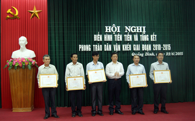  Đồng chí Nguyễn Tiến Hoàng, Tỉnh ủy viên, Phó Chủ tịch UBND tỉnh trao bằng khenUBND tỉnh cho các tập thể có thành tích xuất sắc trong phong trào thi đua yêu nước giai đoạn 2010-2015. 