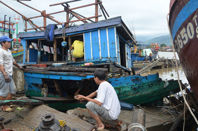 Tàu cá ngư dân Cảnh Dương bị bão đánh hư hỏng nặng.