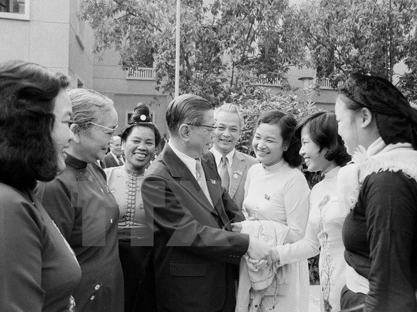 Tổng Bí thư Nguyễn Văn Linh gặp gỡ các đại biểu dự Đại hội Đảng lần thứ VI khai mạc ngày 15/12/1986, tại Hà Nội. (Ảnh: Minh Đạo/TTXVN)