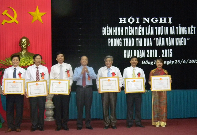 Đồng chí Trần Văn Tuân trao bằng khen, giấy khen cho các tập thể, cá nhân điển hình tiên tiến trong lĩnh vực sản xuất nông nghiệp.             