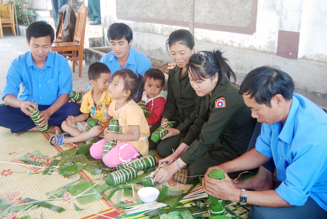 Đội 589 đón tết cổ truyền trên nước bạn Lào.