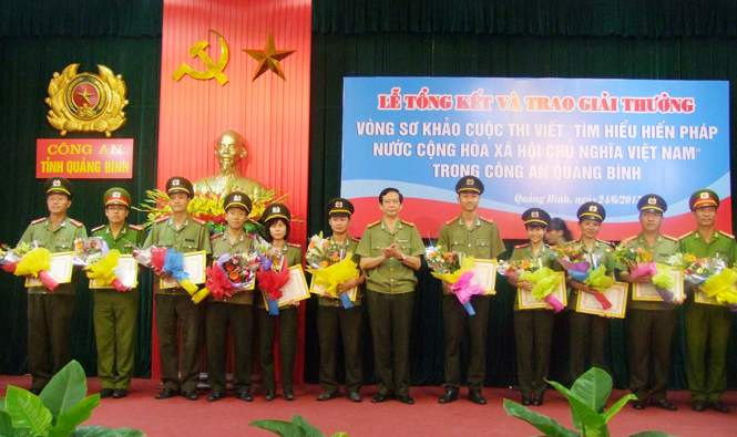 Đại tá Nguyễn Quốc Tường, Phó Giám đốc Công an tỉnh trao giải thưởng cuộc thi viết “Tìm hiểu Hiến pháp nước Cộng hòa xã hội chủ nghĩa Việt Nam” cho CBCS đạt giải cao.