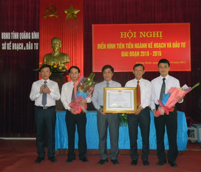 Chủ tịch UBND tỉnh Nguyễn Hữu Hoài khen thưởng các tập thể, cá nhân điển hình tiên tiến ngành Kế hoạch và Đầu tư Quảng Bình giai đoạn 2010-2015