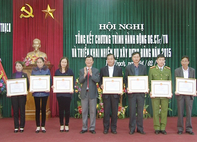 Đồng chí Phan Văn Gòn tặng giấy khen cho các tổ chức cơ sở đảng đạt TSVM tiêu biểu năm 2014.