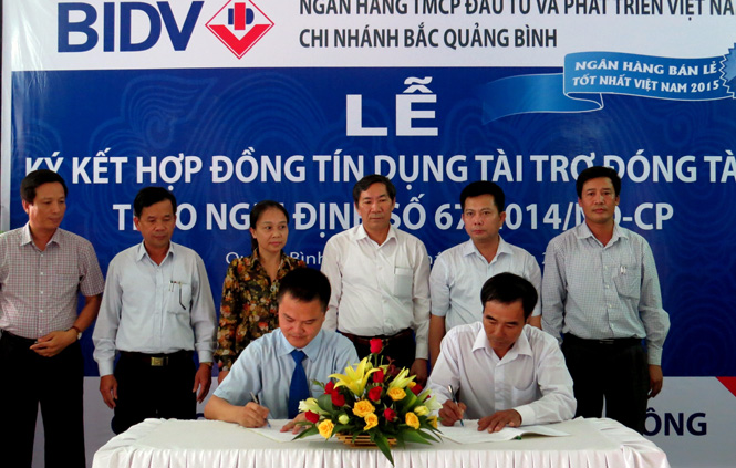 Chủ tàu Hoàng Qúy và lãnh đạo Ngân hàng BIDV Bắc Quảng Bình ký kết hợp đồng tín dụng và tài trợ đóng tàu theo Nghị định 67.