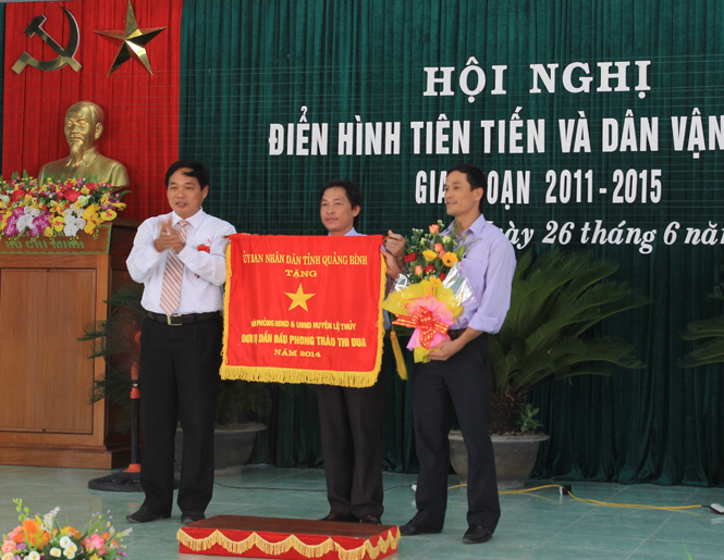 Đồng chí Nguyễn Quang Năm, Phó Bí thư Huyện ủy, Chủ tịch UBND huyện Lệ Thủy tặng cờ Đơn vị dẫn đầu phong trào thi đua cho tập thể Văn phòng HĐND và UBND huyện.