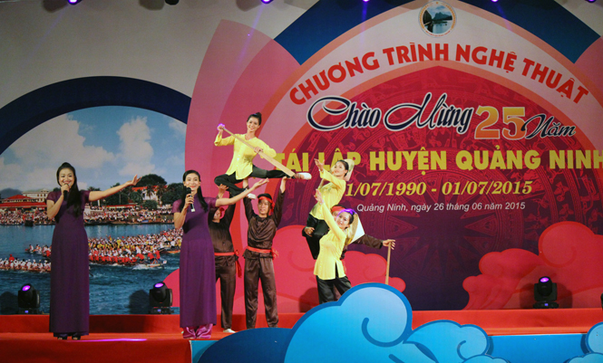 Chương trình nghệ thuật chào mừng 25 năm ngày tái lập huyện Quảng Ninh được tổ chức vào đêm 26-6