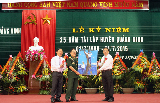 Đại tá, Anh hùng LLVT Nhân dân, Họa sỹ Lê Duy Ứng trao tặng bức tranh cho Đảng bộ, nhân dân huyện Quảng Ninh tại lễ kỷ niệm