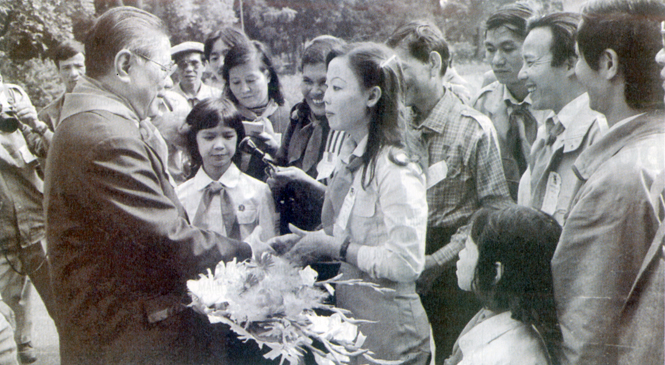Ngày 13-11-1988, tại Phủ Chủ tịch, Tổng Bí thư Nguyễn Văn Linh gặp mặt thân mật  các đại biểu tham dự Hội nghị cán bộ phụ trách Đội thiếu niên giỏi toàn quốc.
