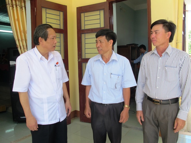  Đồng chí Hoàng Đăng Quang, Phó Bí Thư Thường trực tỉnh ủy, Trưởng Đoàn đại biểu Quốc hội tỉnh trao đổi với cử tri thị xã Ba Đồn 