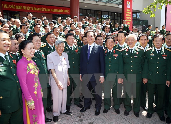 Thủ tướng Nguyễn Tấn Dũng chụp ảnh chung với các đại biểu dự đại hội. (Ảnh: Đức Tám/TTXVN)