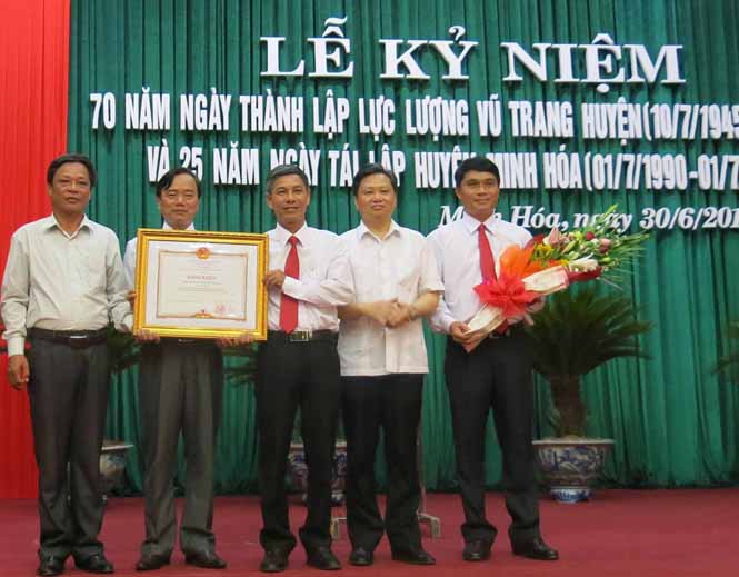 Đồng chí Nguyễn Tiến Hoàng, TUV, Phó Chủ tịch UBND tỉnh trao Bằng khen của Thủ tướng Chính phủ cho Đảng bộ, chính quyền và nhân dân huyện Minh Hoá
