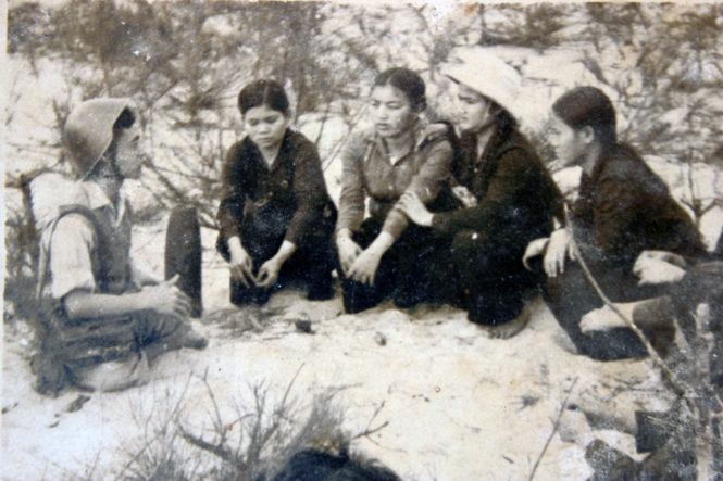Phân đội dân quân gái Võ Ninh trao đổi cách đánh máy bay Mỹ.  (Tại đồi cát xã Võ Ninh-Năm 1967)   (Ảnh do gia đình cung cấp)