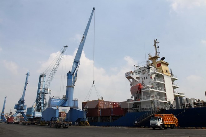 Bốc xếp container hàng xuất khẩu tại Cảng Sài Gòn. (Ảnh: Thanh Vũ/TTXVN)