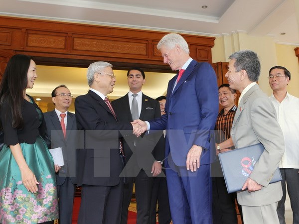 Tổng Bí thư Nguyễn Phú Trọng tiếp cựu Tổng thống Mỹ Bill Clinton đang thăm và làm việc tại Việt Nam. (Ảnh: Trí Dũng/TTXVN)