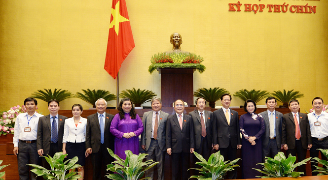 Chủ tịch Quốc hội, Thủ tướng Chính phủ cùng các Phó Chủ tịch Quốc hội chụp ảnh lưu niệm với Đoàn ĐBQH tỉnh Quảng Bình.