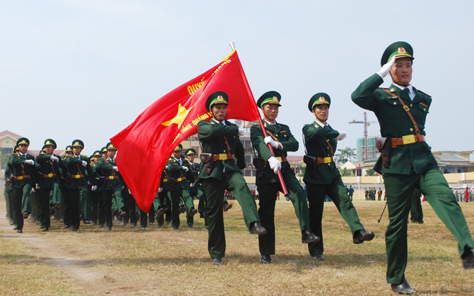 Lực lượng vũ trang tỉnh diễu binh trong ngày đại lễ. Ảnh: T.H