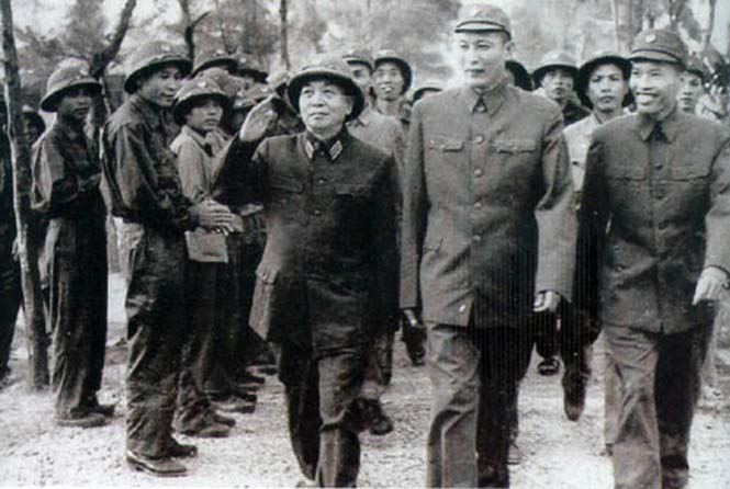 Đại tướng Võ Nguyên Giáp cùng Tư lệnh Đồng Sỹ Nguyên và Chính ủy Đặng Tính   đến thăm Bộ đội Trường Sơn. Ảnh: Tư liệu
