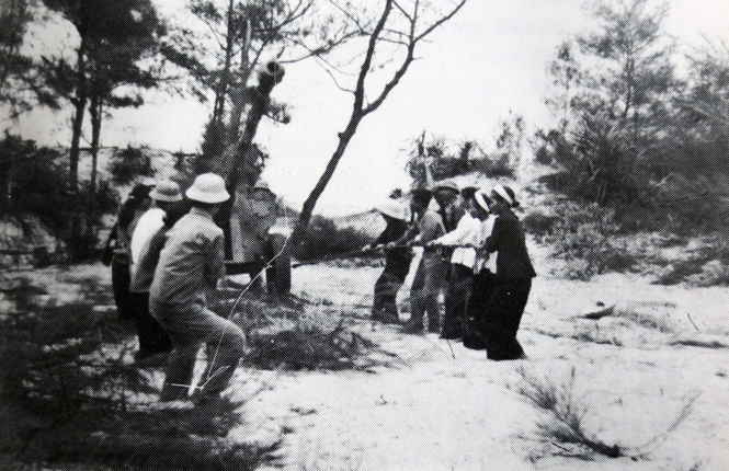 Nhân dân xã Quang Phú kéo pháo giúp bộ đội trong những năm kháng chiến chống Mỹ (1965-1968). Ảnh: Tư liệu