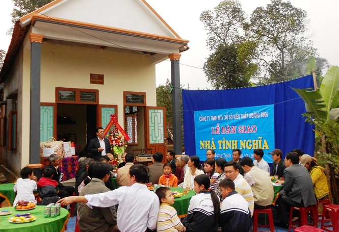 CB CNV Công ty XSKT cùng Hội CCB trao nhà tình nghĩa cho hộ nghèo ở thôn Khương Hà, xã Hưng Trạch (Bố Trạch).