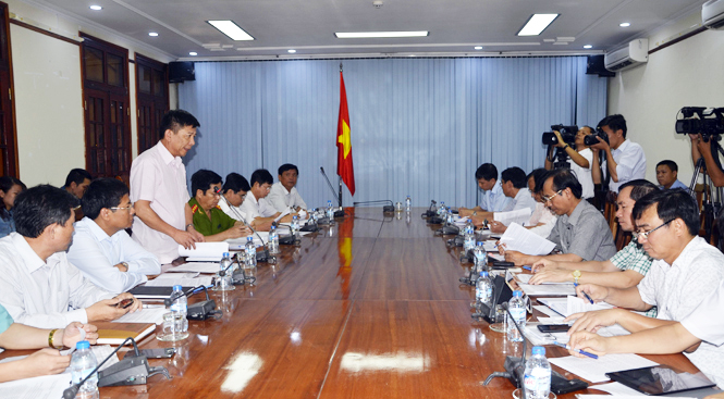 Đồng chí Nguyễn Hữu Hoài, Phó Bí thư Tỉnh uỷ, Chủ tịch UBND tỉnh phát biểu tại buổi làm việc.