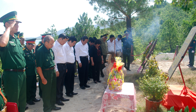 Các đồng chí lãnh đạo tỉnh viếng và dâng hương tại Khu lăng mộ Đại tướng Võ Nguyên Giáp.